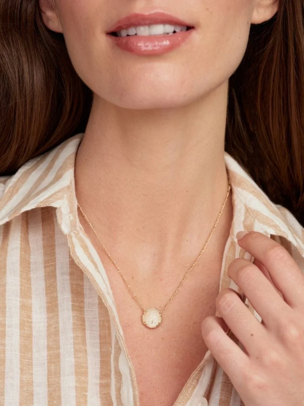 Kendra Scott x Sand Dollar Gold Short Pendant Necklace - Picture 5 of 5